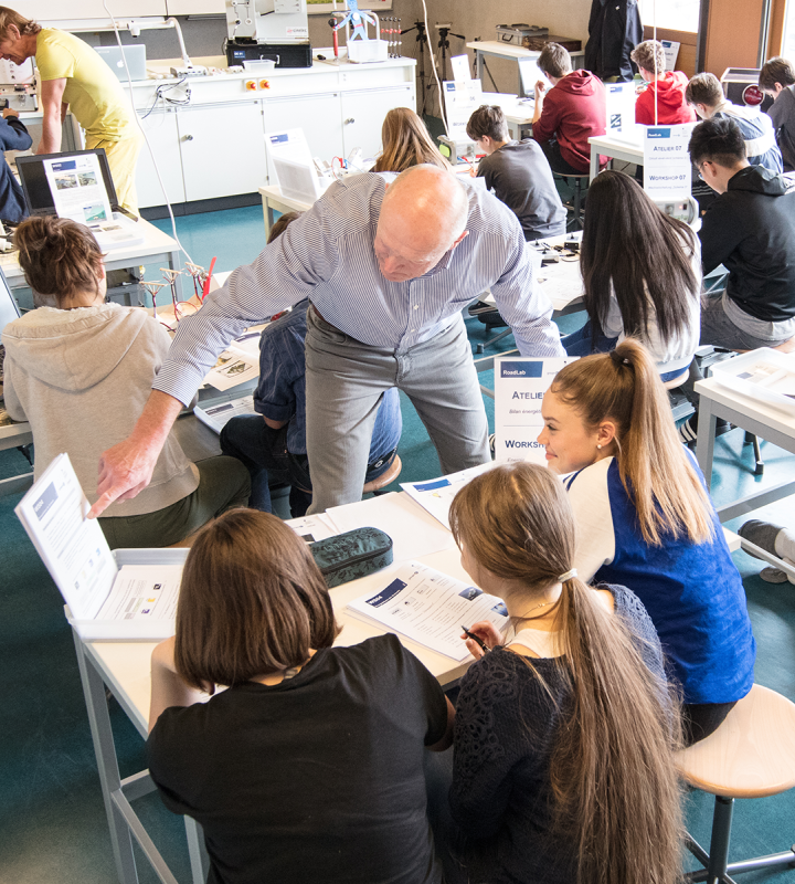 Une classe réalise des expériences pour se familiariser avec l'électricité