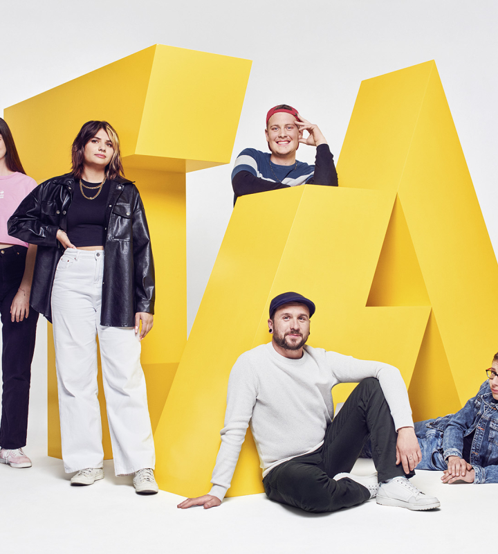 Des apprentis de Groupe E posent devant le logo de la Talents Academy