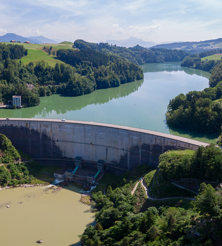 Blick auf den Staudamm von Rossens, betrieben von Groupe E