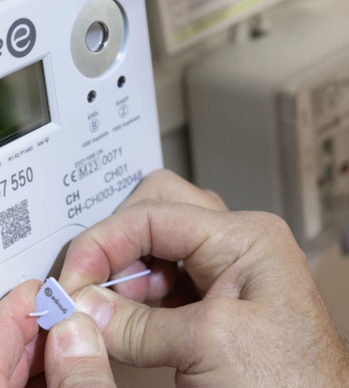 Compteur intelligent installé par un collaborateur de Groupe E