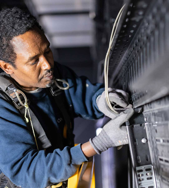Un monteur électricien de Groupe E raccorde les installations d'un théâtre