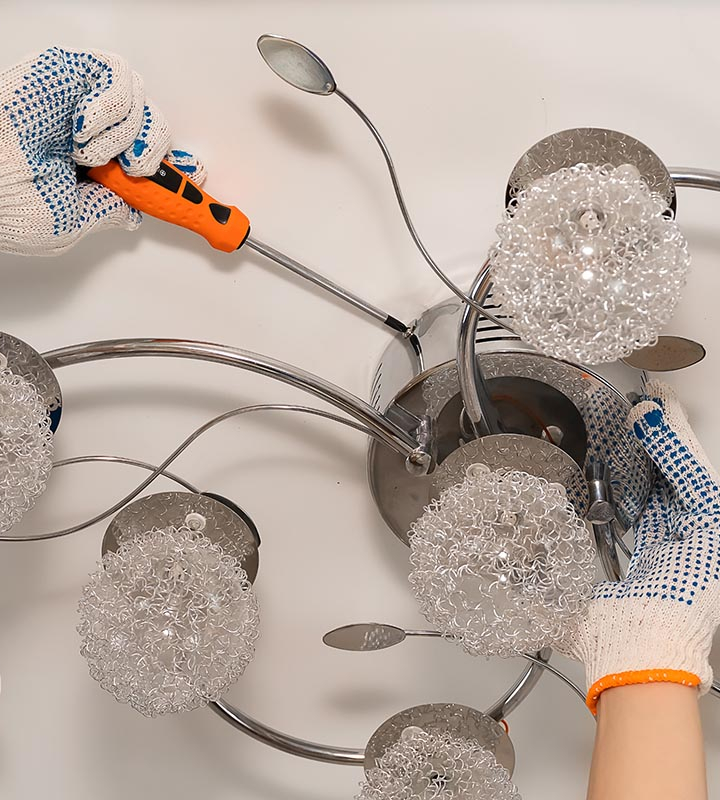 Installation lustre chez Piaget par un collaborateur de Groupe E