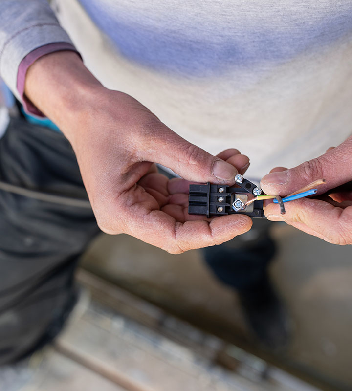 Installateur électricien de Groupe E en action