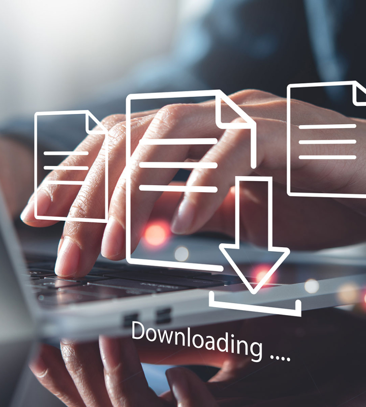 une personne télécharge des documents en ligne