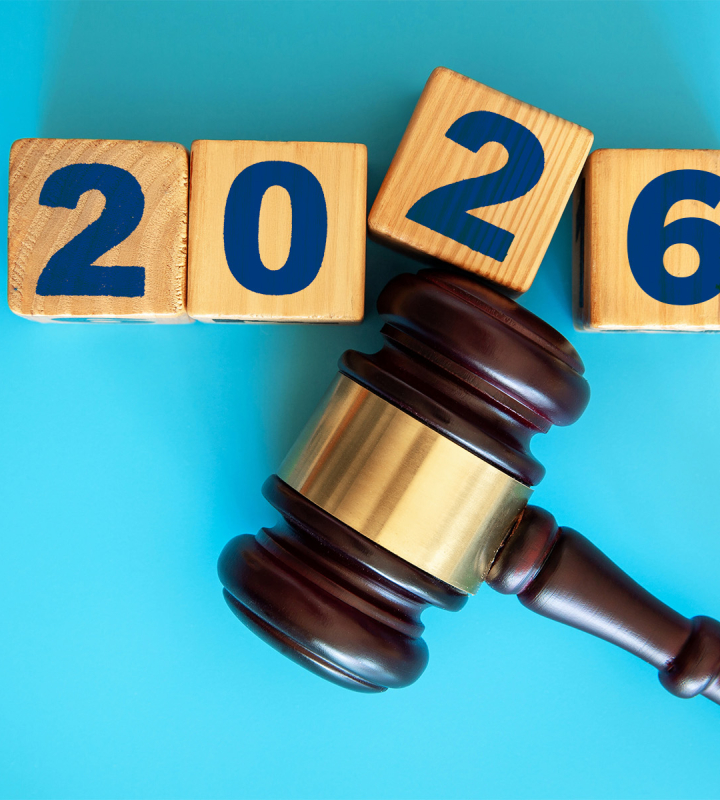 Marteau de juge et blocs en bois indiquant 2025