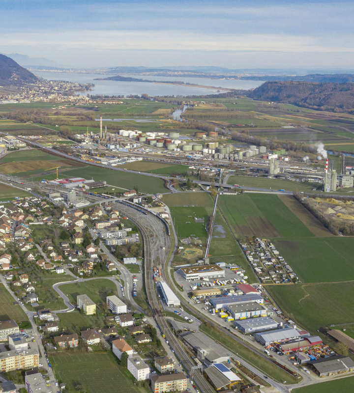 Vue du ciel de la région de l’Entre-deux-Lacs et de la raffinerie VARO