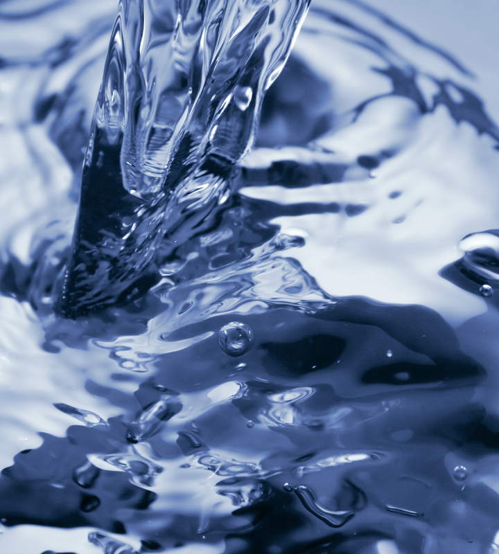 De l'eau potable, dont le réservoir a été nettoyé par Groupe E