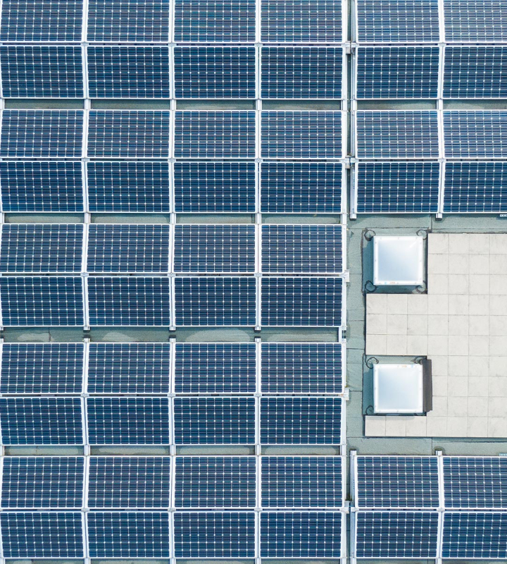 Vue de haut sur des panneaux photovoltaïque de Groupe E