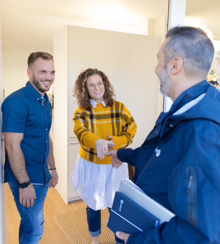 Un spécialiste de Groupe E conseille des clients