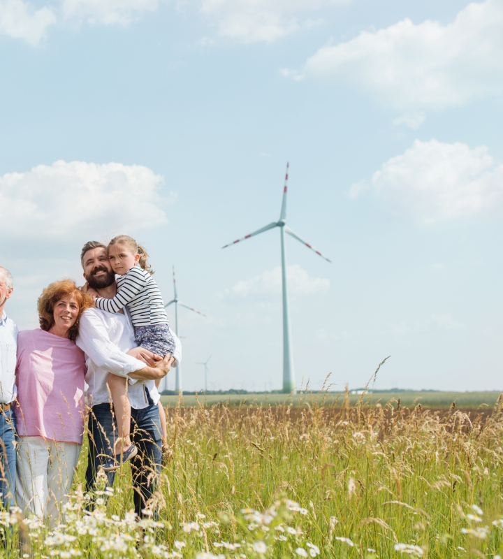 Une famille avec des éoliennes en fond