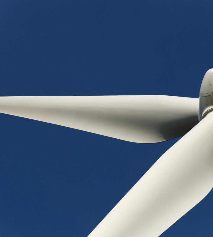 Gros plan sur les pâles d'une éolienne