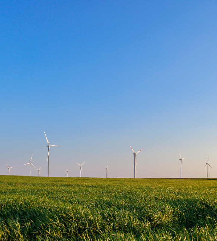 Paysage d'éolienne avec un couché de solel