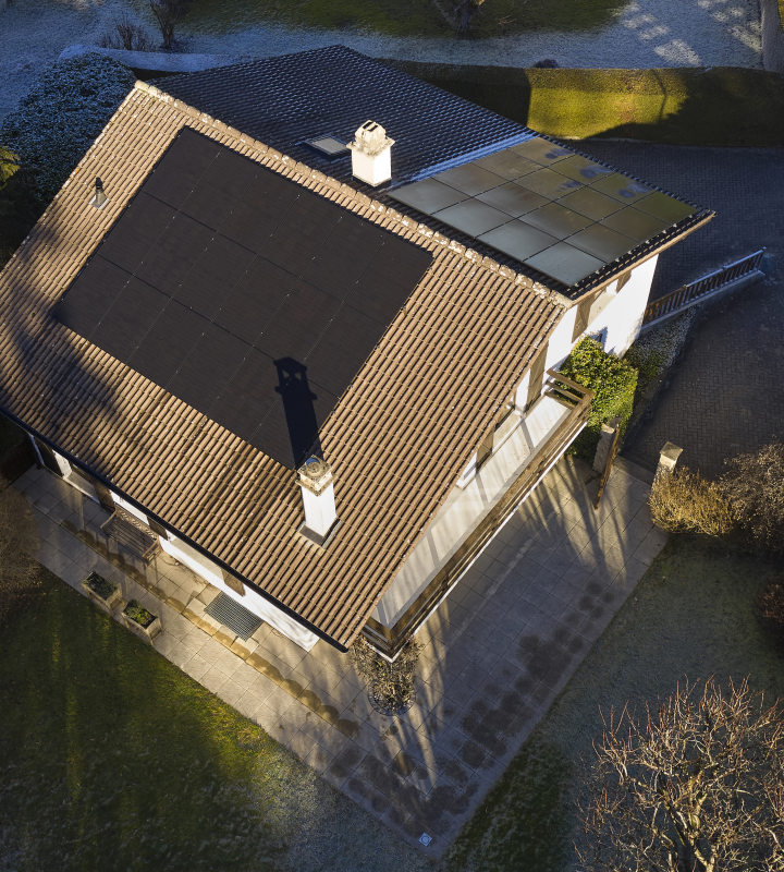 Vue aérienne d'une maison avec une installation photovoltaïque de Groupe E