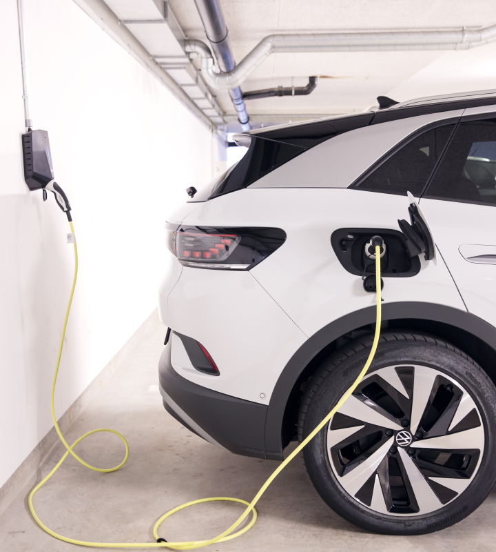 Photo d'une voiture électrique qui charge