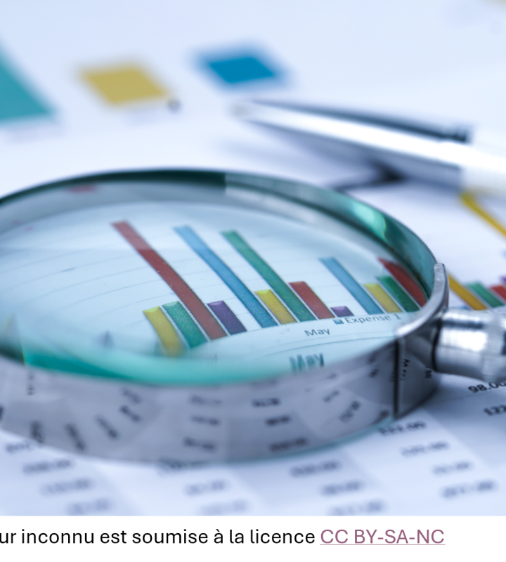 Photo en gros plan d'une loupe représentant l'analyse d'un bilan