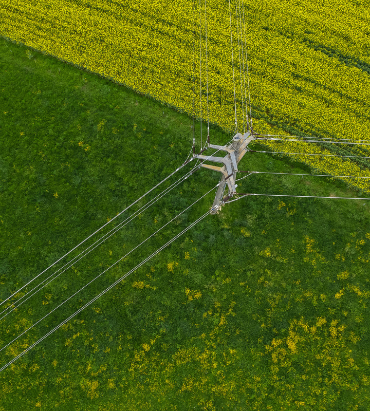 Photo avec une vue aérienne sur une ligne haute tension