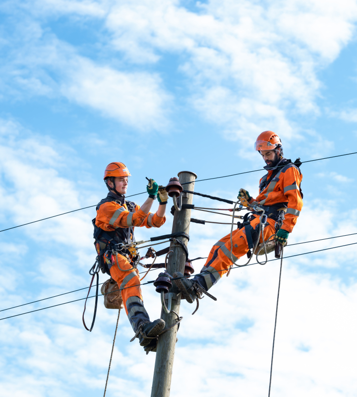 Photo de deux collaborateurs de Groupe E faisant une intervention sur le réseau électrique
