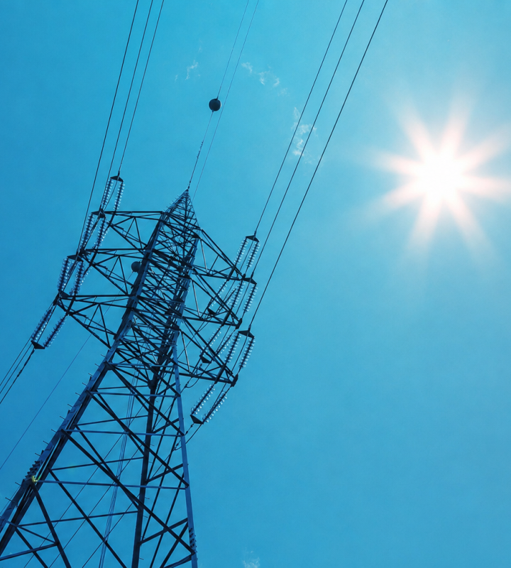 Photo d'une antenne électrique avec du soleil