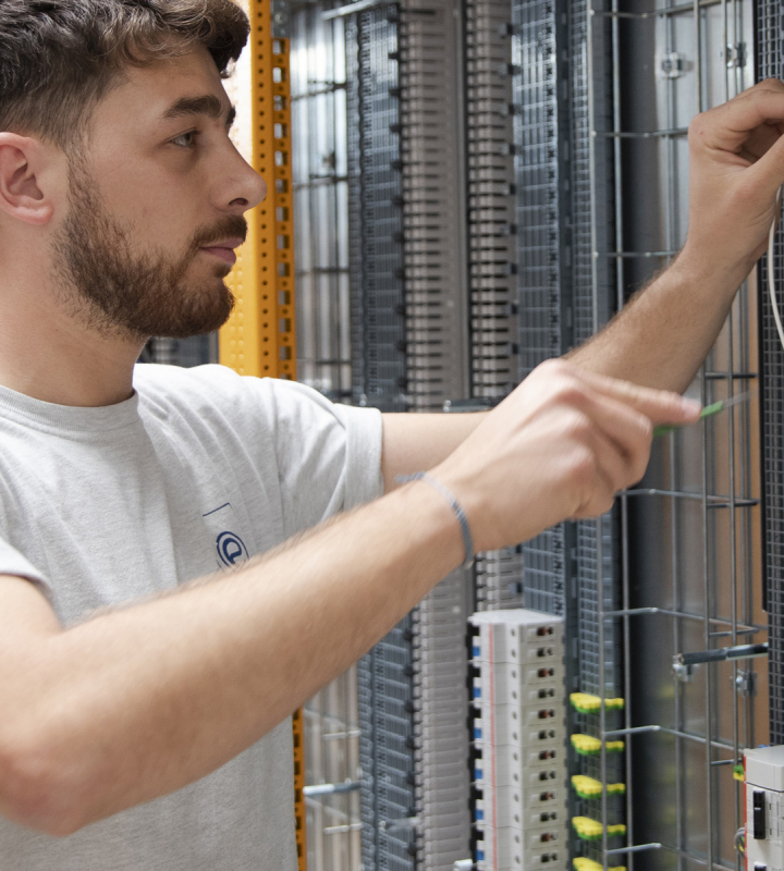 ein Mitarbeiter von Groupe E stellt eine elektrische Schalttafel her