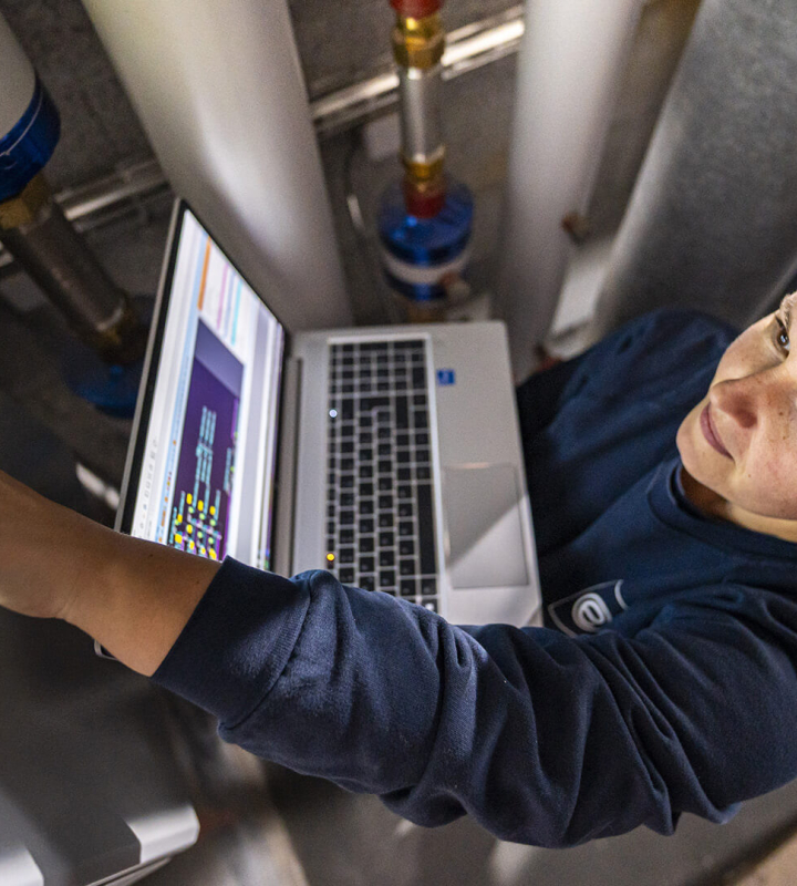 Eine Mitarbeiterin von Groupe E setzt Automatisierung um