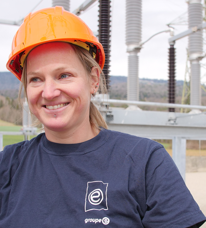Une collaboratrice de Groupe E, spécialiste des postes à haute tension