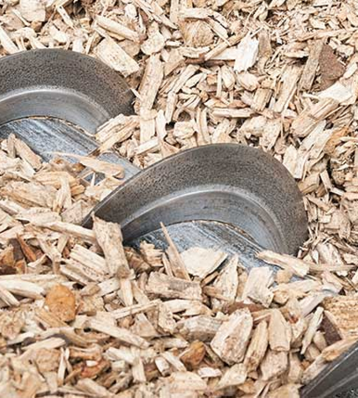 Holzpellets in einem Holzkessel, der von Groupe E gewartet wird