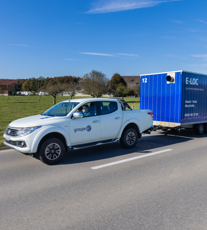 Une voiture de Groupe E tracte une chaufferie mobile