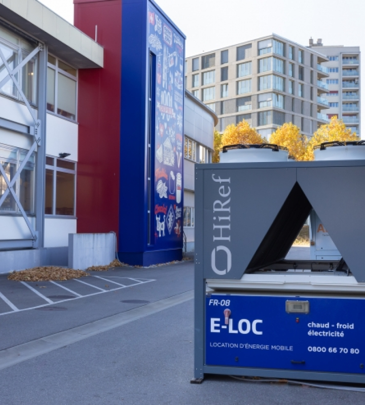 Climatisation mobile Groupe E installée sur un parking