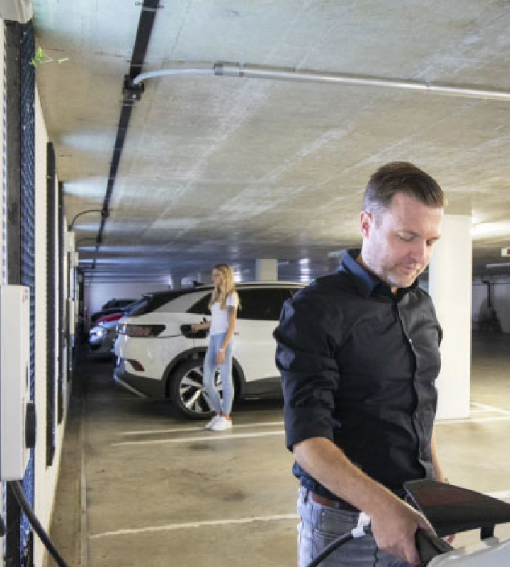 client de Groupe E rechargeant son véhicule électrique