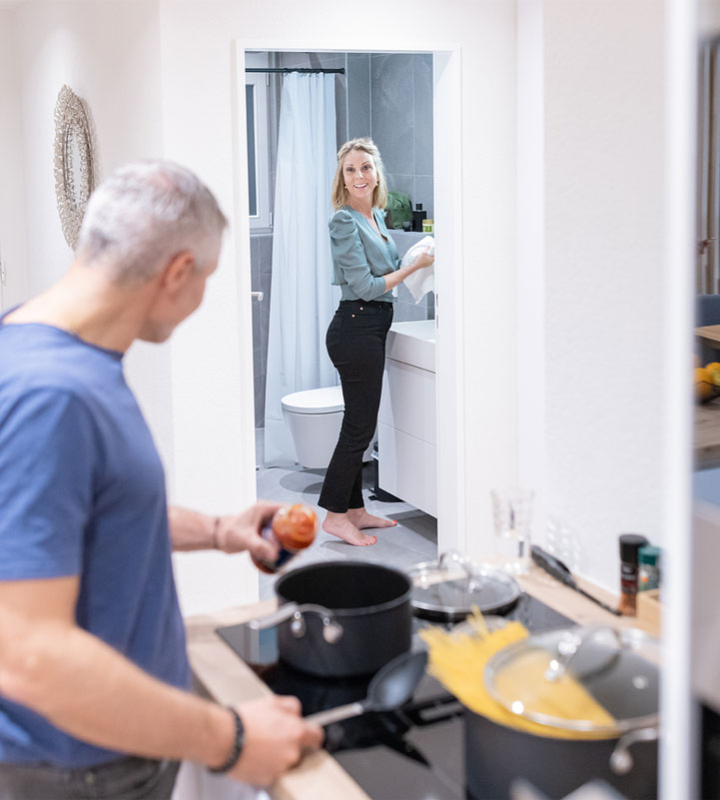 Une homme qui cuisine