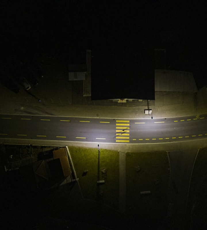 Ein Zebrastreifen bei Nacht aus der Vogelperspektive