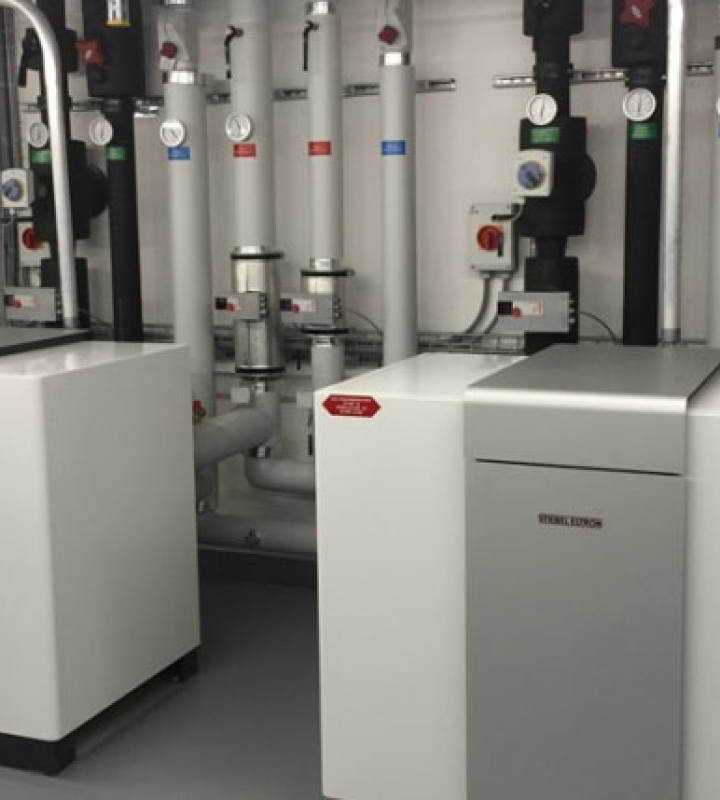  Installation einer Wärmepumpe, die an das Netz von Groupe E angeschlossen ist