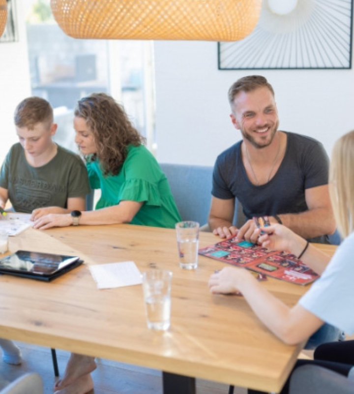 Familie, die den Komfort schätzt, den die Wärmepumpe von Groupe E bietet