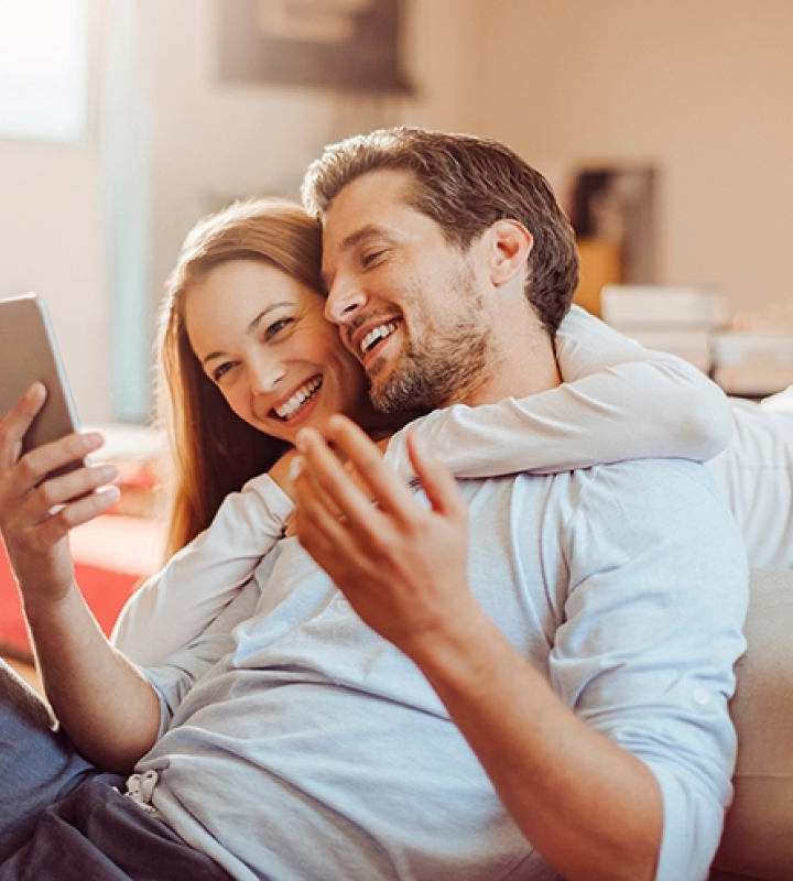 un couple consulte sa facture d'électricité sur un smartphone
