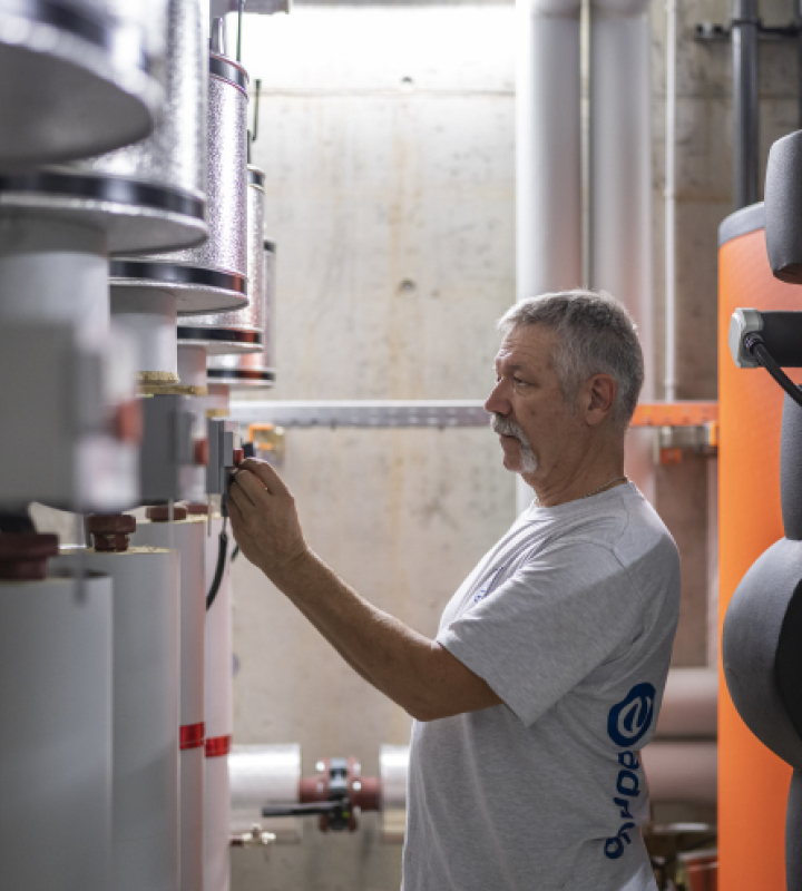 un collaborateur de Groupe E effectue la maintenance d'une installation