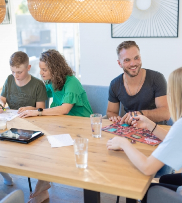 une famille discute à table