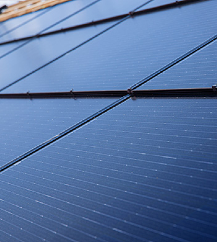 Von Groupe E installierte Solarpaneele für Ihre Photovoltaikproduktion