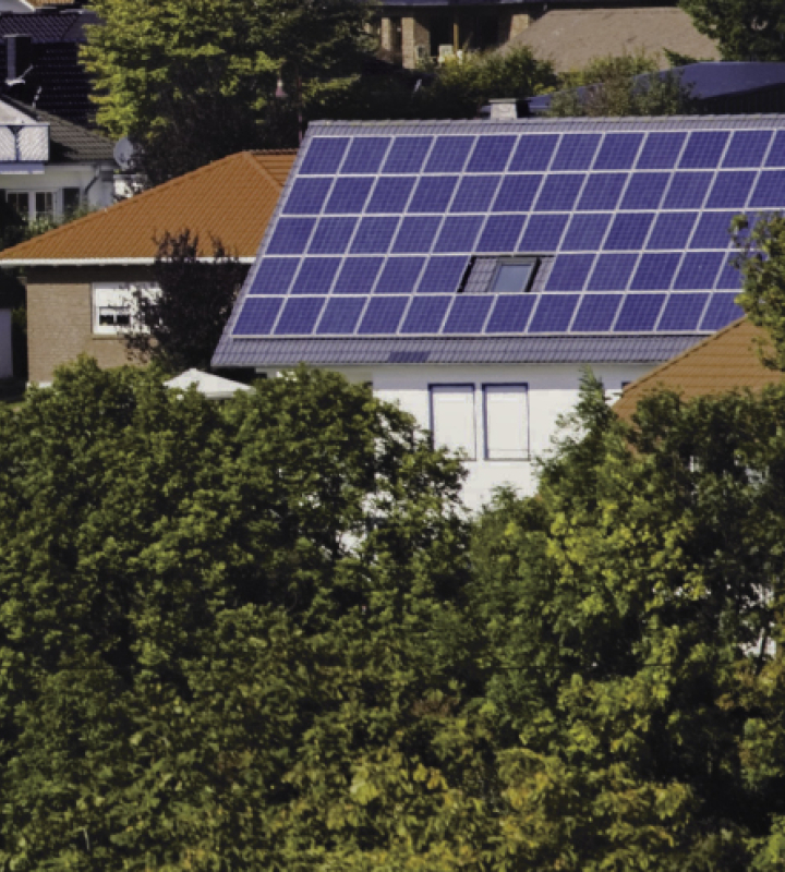 Maison avec panneaux solaires sur le toit