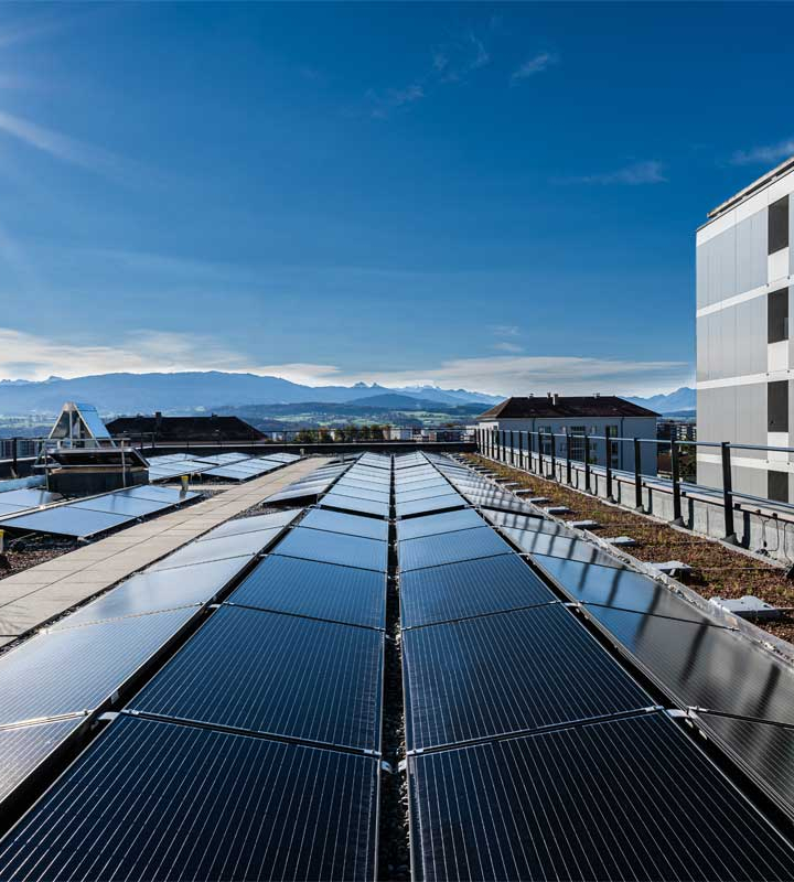 Solarpaneele auf dem Dach eines Gebäudes installiert