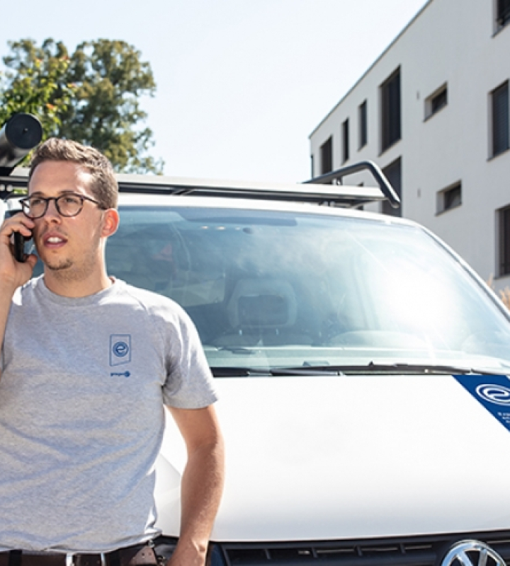 Un collaborateur de Groupe E est au téléphone