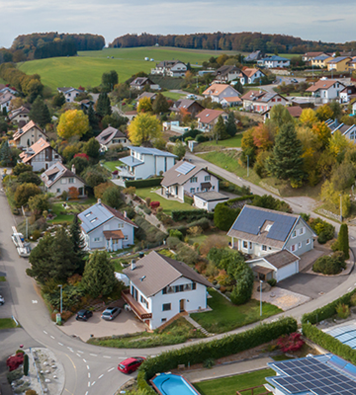 vue aérienne d'un village équipé d'installations photovoltaïques
