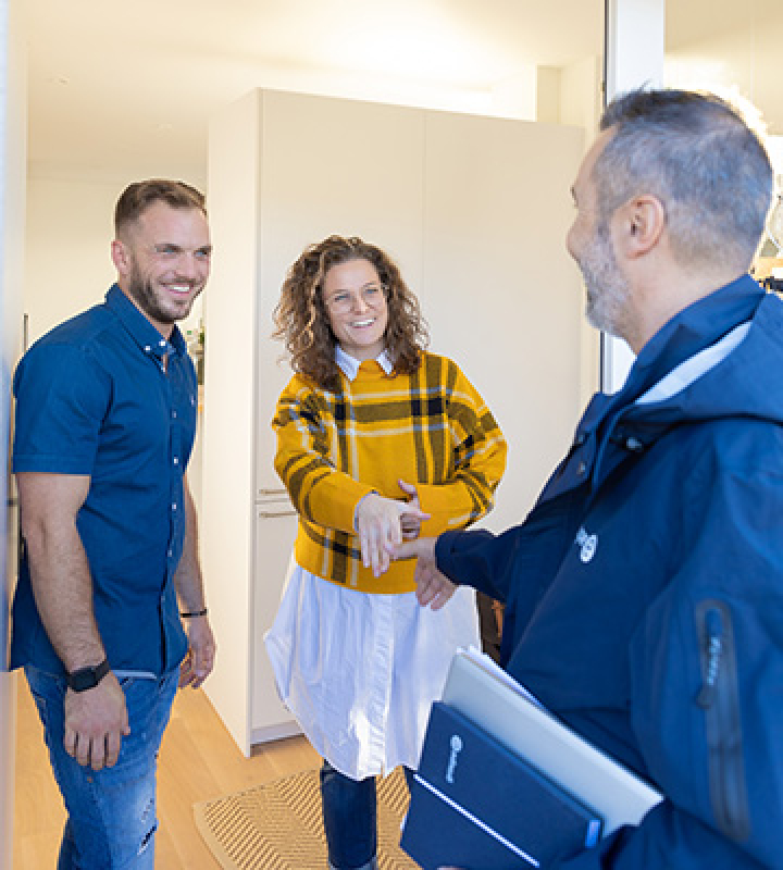 Vendeur Groupe E qui arrive chez des clients pour discuter d'un projet