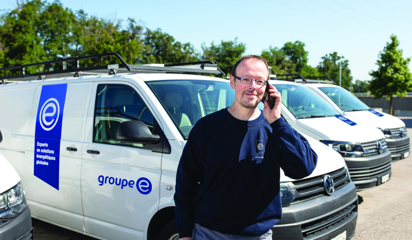 Ein Mitarbeiter von Groupe E im Telefongespräch mit einem Kunden
