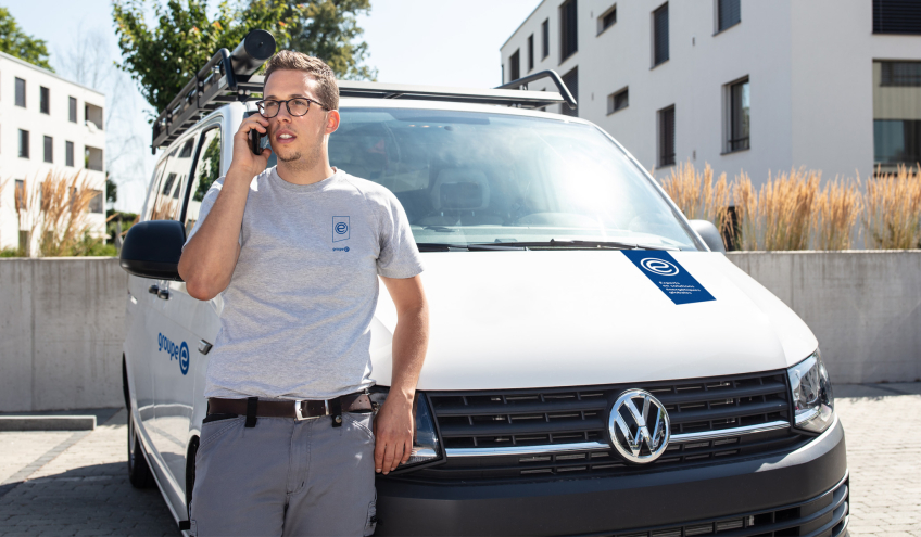 Un dépanneur de Groupe E est en conversation téléphonique avec un client