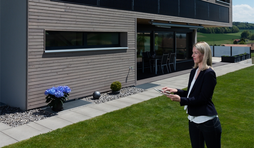 Une cliente de Groupe E gère ses installations à distance grâce à une application