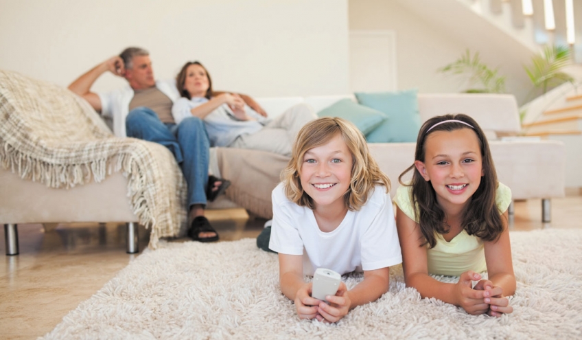 Dank der Entschlammung der Kreisläufe durch Groupe E kommt eine Familie in den Genuss eines optimal beheizten Innenraums.