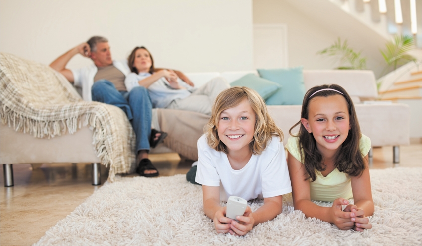 Une famille profite de son intérieur chauffé de manière optimale grâce à l'ébouage des circuits réalisés par Groupe E.