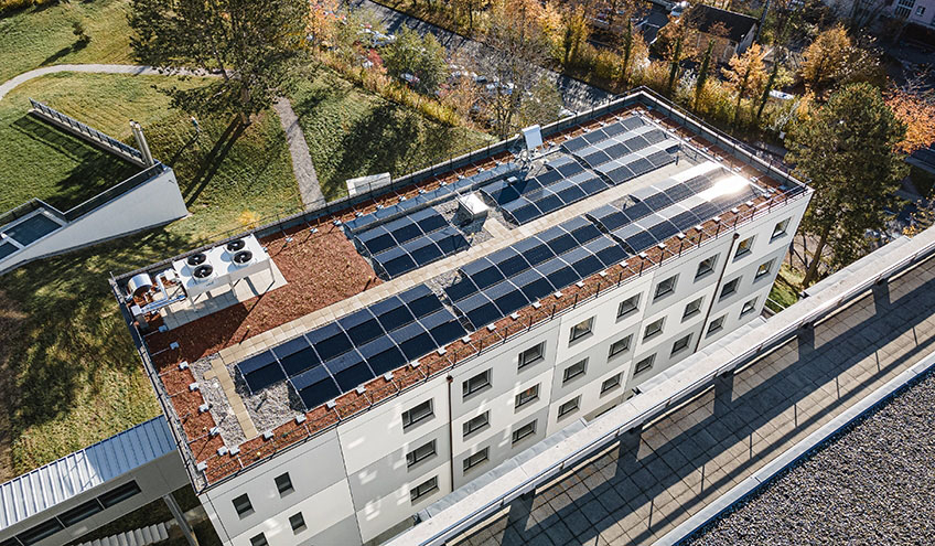 Bâtiment avec panneaux solaires grâce à la solution contracting énergie solaire par Groupe E