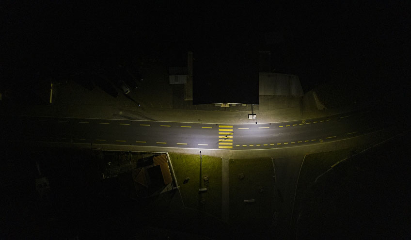 ein Zebrastreifen, der dank der Straßenbeleuchtung von Groupe E beleuchtet ist