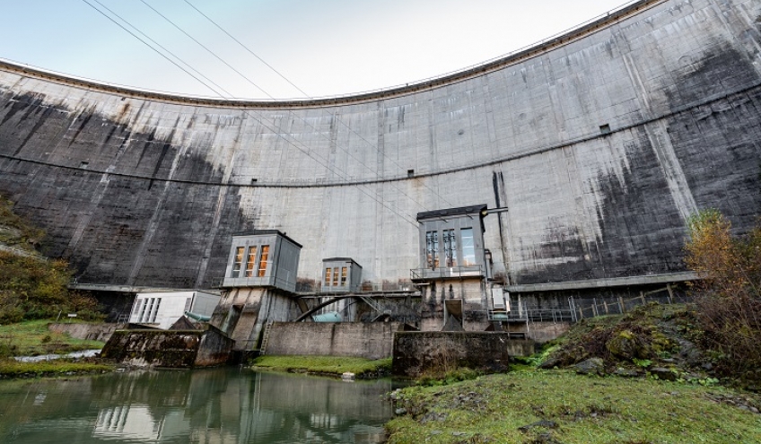Le barrage de Rossens exploité par Groupe E assure la production d'électricité locale et durable.
